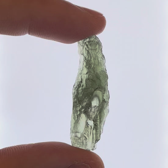 Vídeo macro 3D de moldavita en bruto 5,07 g mostrando textura, volumen y detalles reales