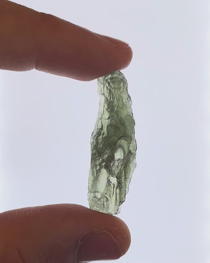 Vídeo macro 3D de moldavita en bruto 5,07 g mostrando textura, volumen y detalles reales