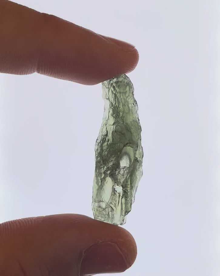 Vídeo macro 3D de moldavita en bruto 5,07 g mostrando textura, volumen y detalles reales