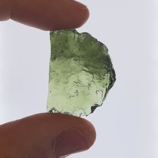 Vídeo macro 3D de moldavita en bruto 7,26 g mostrando textura, volumen y detalles reales
