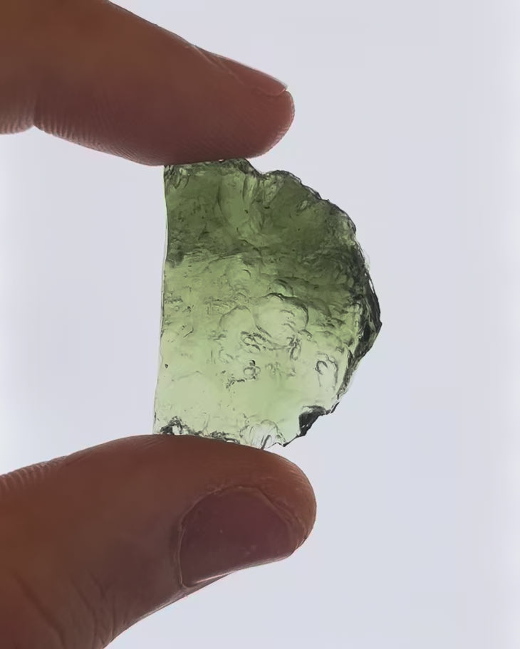 Vídeo macro 3D de moldavita en bruto 7,26 g mostrando textura, volumen y detalles reales