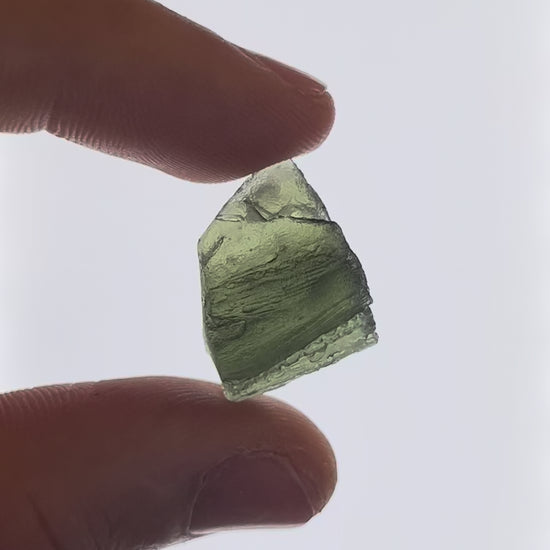 Vídeo macro 3D de moldavita en bruto 4,10 g mostrando textura, volumen y detalles reales