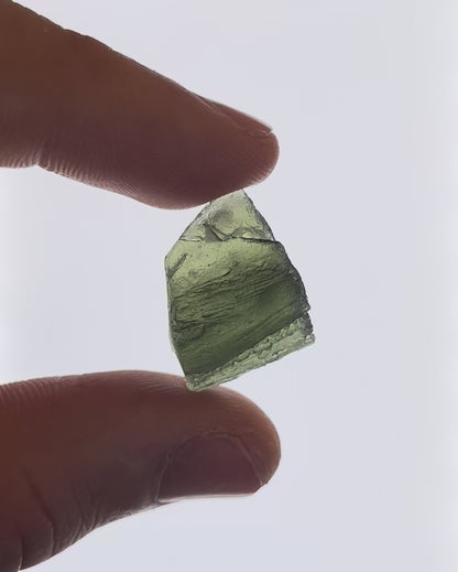 Vídeo macro 3D de moldavita en bruto 4,10 g mostrando textura, volumen y detalles reales