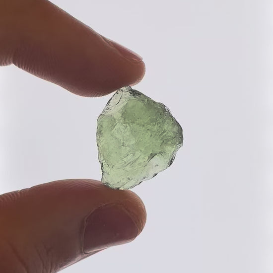 Vídeo macro 3D de moldavita en bruto 3,52 g mostrando textura, volumen y detalles reales