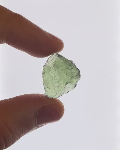 Vídeo macro 3D de moldavita en bruto 3,52 g mostrando textura, volumen y detalles reales