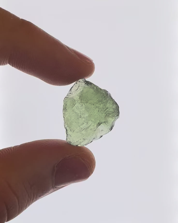 Vídeo macro 3D de moldavita en bruto 3,52 g mostrando textura, volumen y detalles reales