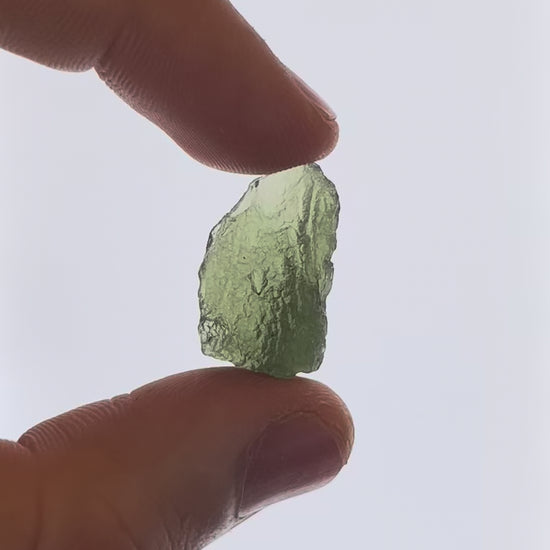 Vídeo macro 3D de moldavita en bruto 3,14 g mostrando textura, volumen y detalles reales