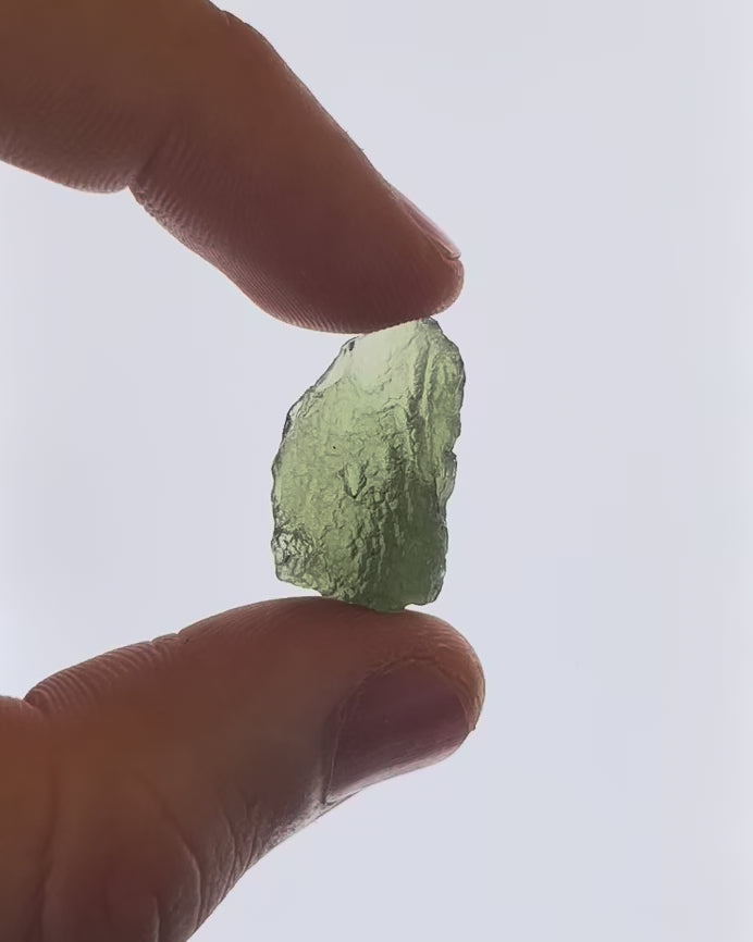 Vídeo macro 3D de moldavita en bruto 3,14 g mostrando textura, volumen y detalles reales