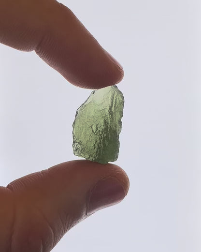 Vídeo macro 3D de moldavita en bruto 3,14 g mostrando textura, volumen y detalles reales