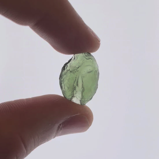 Vídeo macro 3D de moldavita en bruto 2,17 g mostrando textura, volumen y detalles reales