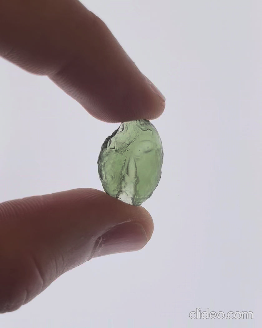 Vídeo macro 3D de moldavita en bruto 2,17 g mostrando textura, volumen y detalles reales