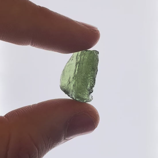 Vídeo macro 3D de moldavita en bruto 3,55 g mostrando textura, volumen y detalles reales