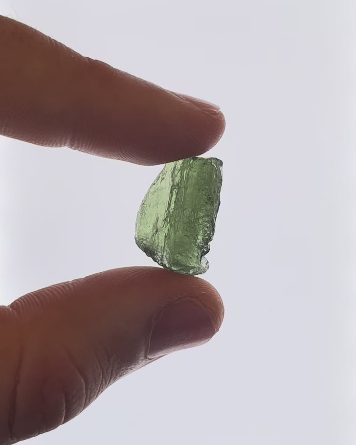 Vídeo macro 3D de moldavita en bruto 3,55 g mostrando textura, volumen y detalles reales