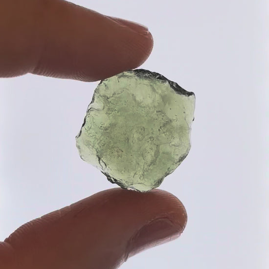 Vídeo macro 3D de moldavita en bruto 5,00 g mostrando textura, volumen y detalles reales