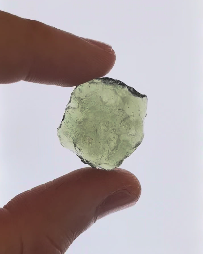 Vídeo macro 3D de moldavita en bruto 5,00 g mostrando textura, volumen y detalles reales