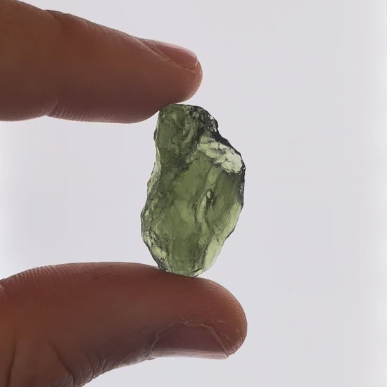 Vídeo macro 3D de moldavita en bruto 4,42 g mostrando textura, volumen y detalles reales