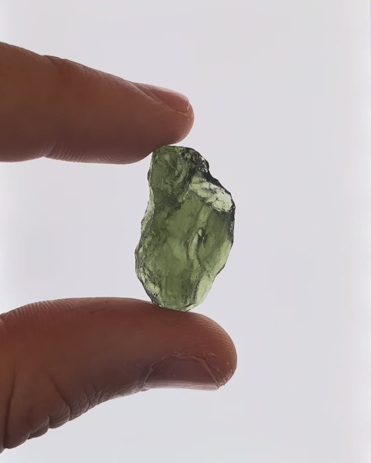 Vídeo macro 3D de moldavita en bruto 4,42 g mostrando textura, volumen y detalles reales