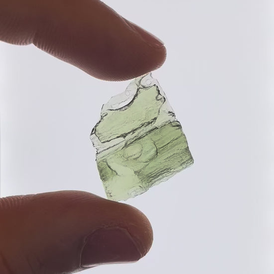 Vídeo macro 3D de moldavita en bruto 3,16 g mostrando textura, volumen y detalles reales