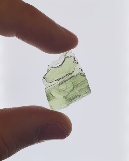 Vídeo macro 3D de moldavita en bruto 3,16 g mostrando textura, volumen y detalles reales