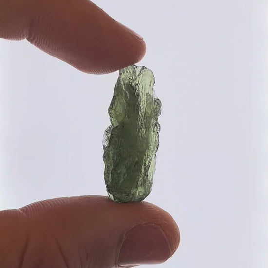 Vídeo macro 3D de moldavita en bruto 4,97 g mostrando textura, volumen y detalles reales