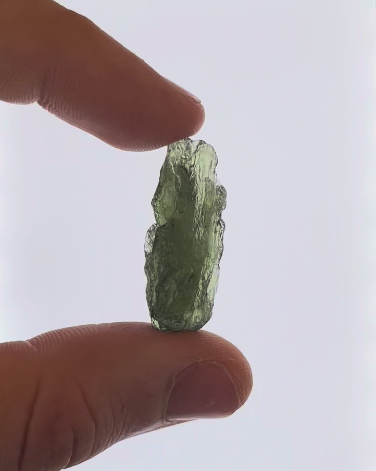 Vídeo macro 3D de moldavita en bruto 4,97 g mostrando textura, volumen y detalles reales