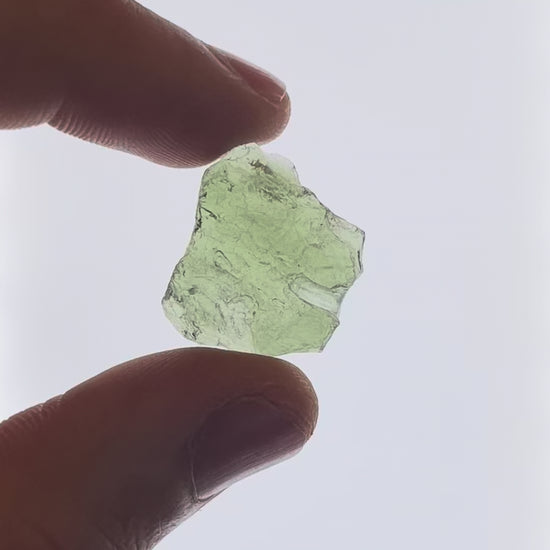 Vídeo macro 3D de moldavita en bruto 3,62 g mostrando textura, volumen y detalles reales