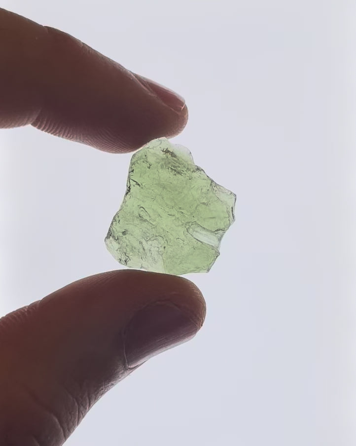 Vídeo macro 3D de moldavita en bruto 3,62 g mostrando textura, volumen y detalles reales