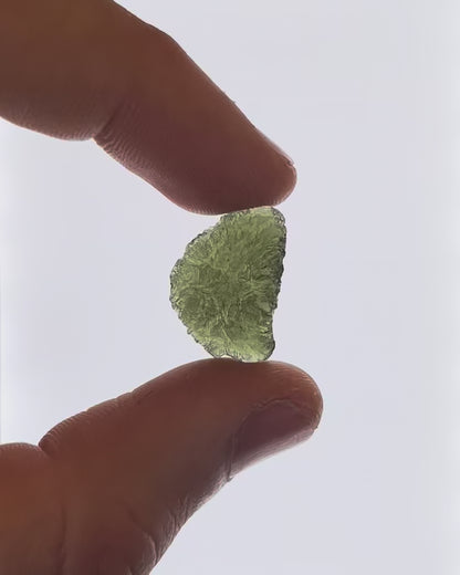 Vídeo macro 3D de moldavita en bruto 2,21 g mostrando textura, volumen y detalles reales