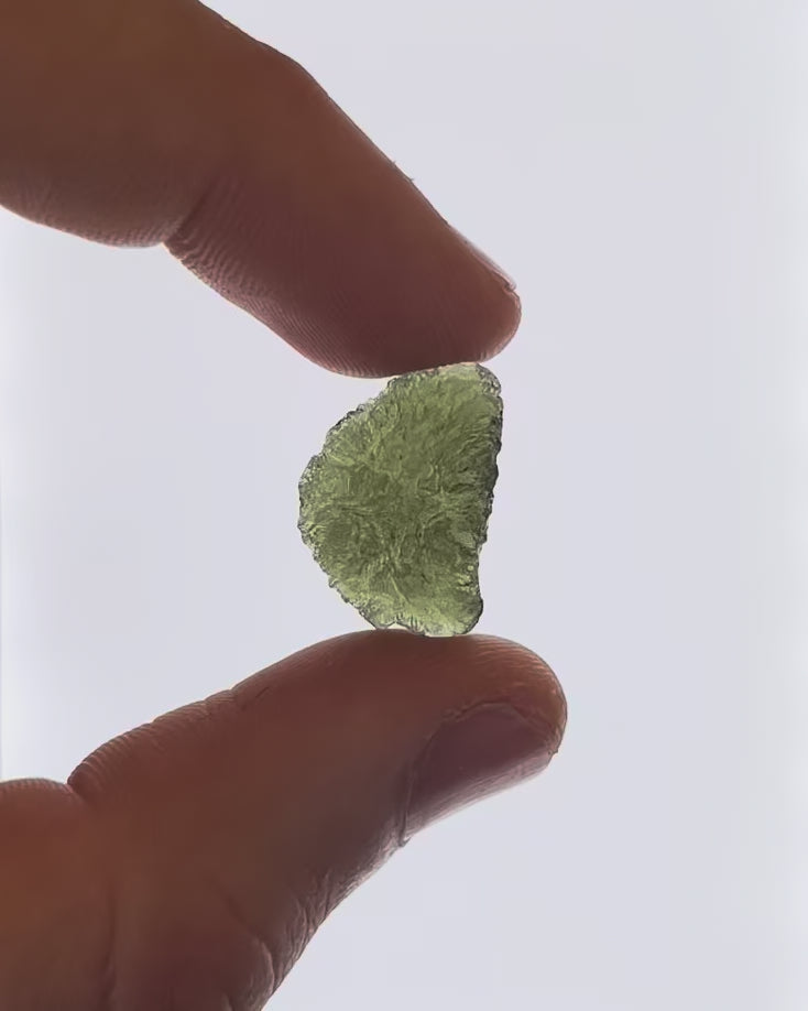 Vídeo macro 3D de moldavita en bruto 2,21 g mostrando textura, volumen y detalles reales