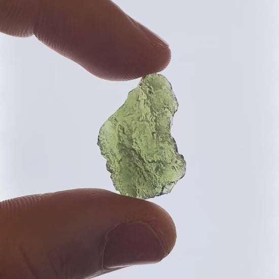 Vídeo macro 3D de moldavita en bruto 3,32 g mostrando textura, volumen y detalles reales