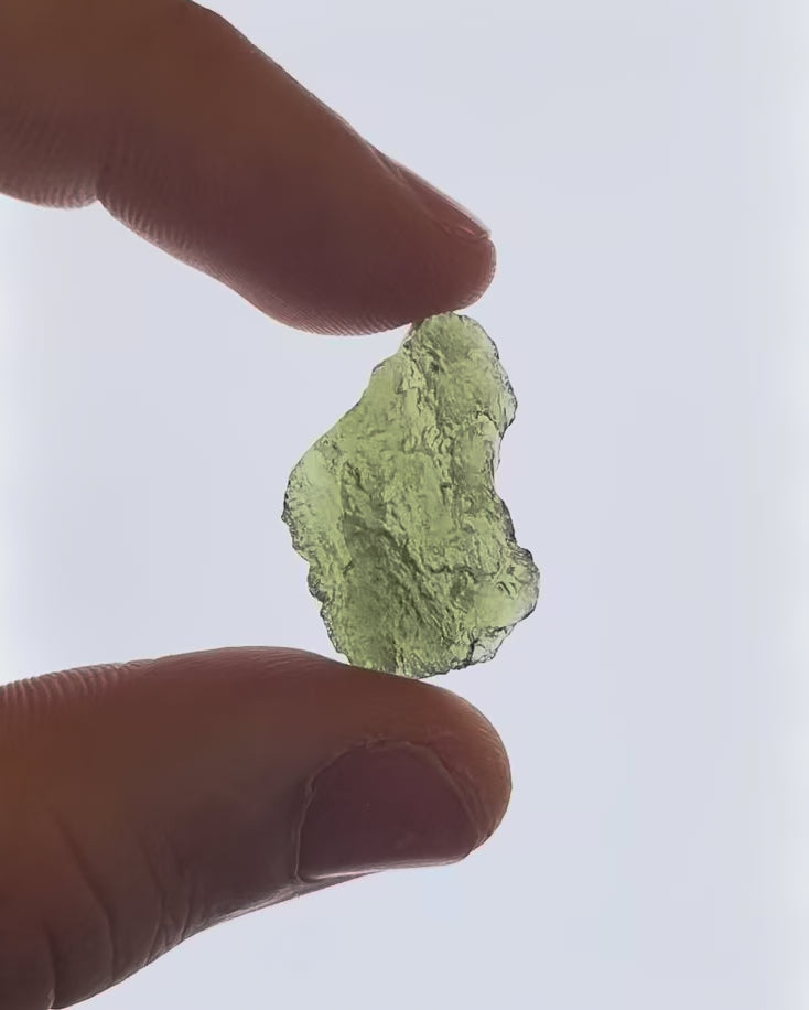 Vídeo macro 3D de moldavita en bruto 3,32 g mostrando textura, volumen y detalles reales