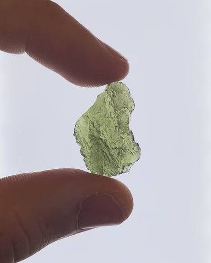 Vídeo macro 3D de moldavita en bruto 3,32 g mostrando textura, volumen y detalles reales